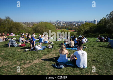 Londoners Genießen Sie einen heißen Tag auf dem Parliament Hill in Hampstead Heath, London England Großbritannien Stockfoto