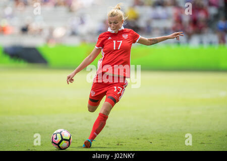 Houston, TX, USA. 9. April 2017. Russland-Mittelfeldspieler Ekaterina Pantiukhina (17) steuert den Ball während des 2. Halbjahr ein internationales Fußball freundlich zwischen Russland und den USA bei BBVA Compass Stadion in Houston, TX übereinstimmen. Die USA gewannen das Spiel 5-1.Trask Smith/CSM/Alamy Live News Stockfoto