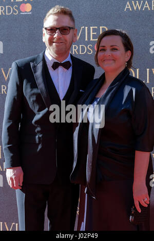 London, UK. 9. April 2017. Kenneth Branagh und Lindsay Brunnock kommt auf dem roten Teppich bei The Olivier Awards 2017, die am 04.09.2017 in der Royal Albert Hall stattfand. Im Bild: Kenneth Branagh, Lindsay Brunnock. Bildnachweis: Julie Edwards/Alamy Live-Nachrichten Stockfoto