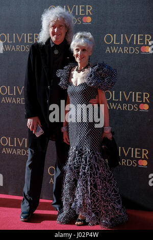 London, UK. 9. April 2017. Brian May und Anita Dobson kommt auf dem roten Teppich bei The Olivier Awards 2017, die am 04.09.2017 in der Royal Albert Hall stattfand. Im Bild: Brian May, Anita Dobson. Bildnachweis: Julie Edwards/Alamy Live-Nachrichten Stockfoto