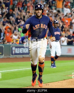 Houston, TX, USA. 9. April 2017. Houston Astros Recht Fielder George Springer (4) Köpfe nach Hause als die Siegesserie nach Houston Astros Catcher Evan Gattis (11) ist ging mit Basen geladen während der MLB-Spiel zwischen den Kansas City Royals und die Houston Astros im Minute Maid Park in Houston, Texas. John Glaser/CSM/Alamy Live-Nachrichten Stockfoto