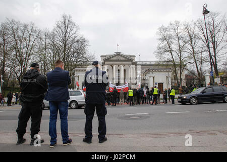 Warschau, Polen. 9. April 2017. Menschen sind bei einer Kundgebung vor der russischen Botschaft in Warschau am Vorabend des Gedenkens an die Katastrophe von Smolensk am 9. April 2017 sehen. Die Organisatoren fordern die Rückkehr von der Regierung Flugzeugwrack aus dem 2010 Absturz in Smolensk, Russland. Russland lehnt die Überreste aus unbekannten Gründen übergeben. Bildnachweis: Jaap Aires/Alamy Live-Nachrichten Stockfoto