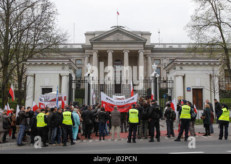 Warschau, Polen. 9. April 2017. Menschen sind bei einer Kundgebung vor der russischen Botschaft in Warschau am Vorabend des Gedenkens an die Katastrophe von Smolensk am 9. April 2017 sehen. Die Organisatoren fordern die Rückkehr von der Regierung Flugzeugwrack aus dem 2010 Absturz in Smolensk, Russland. Russland lehnt die Überreste aus unbekannten Gründen übergeben. Bildnachweis: Jaap Aires/Alamy Live-Nachrichten Stockfoto