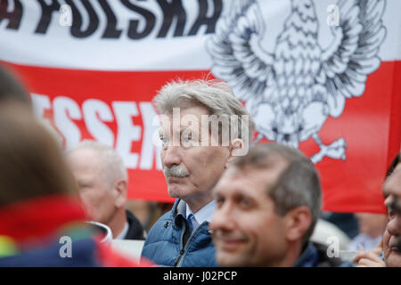 Warschau, Polen. 9. April 2017. Menschen sind bei einer Kundgebung vor der russischen Botschaft in Warschau am Vorabend des Gedenkens an die Katastrophe von Smolensk am 9. April 2017 sehen. Die Organisatoren fordern die Rückkehr von der Regierung Flugzeugwrack aus dem 2010 Absturz in Smolensk, Russland. Russland lehnt die Überreste aus unbekannten Gründen übergeben. Bildnachweis: Jaap Aires/Alamy Live-Nachrichten Stockfoto