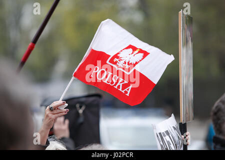 Warschau, Polen. 9. April 2017. Menschen sind bei einer Kundgebung vor der russischen Botschaft in Warschau am Vorabend des Gedenkens an die Katastrophe von Smolensk am 9. April 2017 sehen. Die Organisatoren fordern die Rückkehr von der Regierung Flugzeugwrack aus dem 2010 Absturz in Smolensk, Russland. Russland lehnt die Überreste aus unbekannten Gründen übergeben. Bildnachweis: Jaap Aires/Alamy Live-Nachrichten Stockfoto