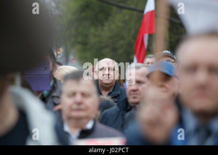 Warschau, Polen. 9. April 2017. Menschen sind bei einer Kundgebung vor der russischen Botschaft in Warschau am Vorabend des Gedenkens an die Katastrophe von Smolensk am 9. April 2017 sehen. Die Organisatoren fordern die Rückkehr von der Regierung Flugzeugwrack aus dem 2010 Absturz in Smolensk, Russland. Russland lehnt die Überreste aus unbekannten Gründen übergeben. Bildnachweis: Jaap Aires/Alamy Live-Nachrichten Stockfoto