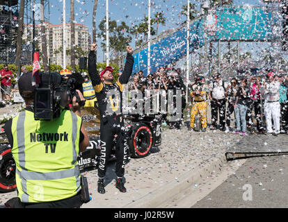 Long Beach, Kalifornien, USA. 9. April 2017. James Hinchcliffe Nr. 5 Pfeil Honda fahren beansprucht den Sieg bei der 43. Toyota Grand Prix of Long Beach. Sebastien Bourdais von Dale Coyne Racing behauptet 2. Platz mit Team Penske Josef Newgarden 3. stattfindet. Long Beach, Kalifornien. Steven Erler/CSM/Alamy Live-Nachrichten Stockfoto