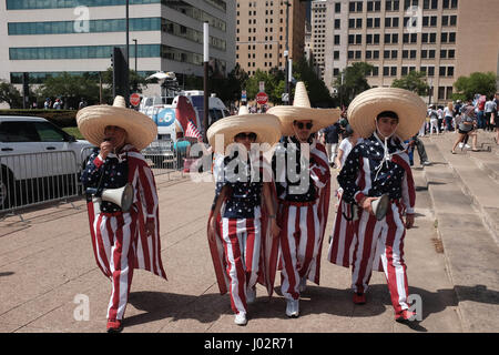 Dallas, Texas. 9. April 2017. Demonstranten in Sternen und Streifen Kundgebung zur Unterstützung der Immigration Reform gekleidet. Keith Adamek/Alamy Live-Nachrichten Stockfoto
