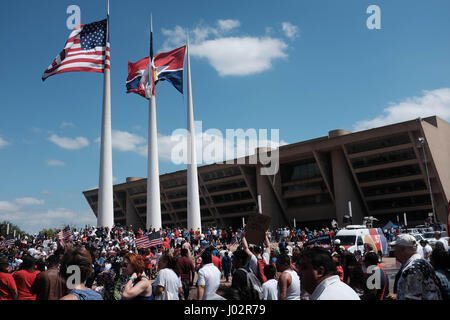 Dallas, Texas. 9. April 2017. Tausende von Demonstranten rally in Dallas City Hall zur Unterstützung der Immigration Reform. Keith Adamek/Alamy Live-Nachrichten Stockfoto