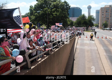 Dallas, Texas. 9. April 2017. Tausende von Demonstranten säumen die Straßen von Dallas zur Unterstützung der Immigration Reform. Keith Adamek/Alamy Live-Nachrichten Stockfoto