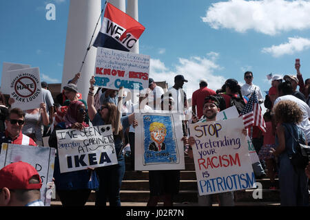 Dallas, Texas. 9. April 2017. Tausende von Demonstranten rally in Dallas City Hall zur Unterstützung der Immigration Reform. Keith Adamek/Alamy Live-Nachrichten Stockfoto