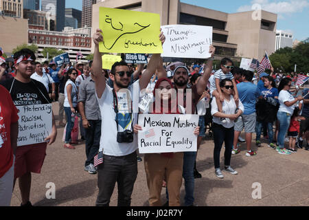 Dallas, Texas. 9. April 2017. Tausende von Demonstranten rally in Dallas City Hall zur Unterstützung der Immigration Reform. Keith Adamek/Alamy Live-Nachrichten Stockfoto