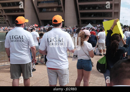 Dallas, Texas. 9. April 2017. Tausende von Demonstranten rally in Dallas City Hall zur Unterstützung der Immigration Reform. Rechtliche Beobachter überwachen, für den Fall, dass Streitigkeiten.  Keith Adamek/Alamy Live-Nachrichten Stockfoto
