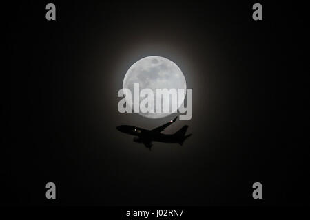 New York, USA. 9. April 2017. Ein Flugzeug ist gesehen durch den Mond von Manhattan Island in New York am Sonntagabend, 09. Bildnachweis: Brasilien Foto Presse/Alamy Live-Nachrichten Stockfoto