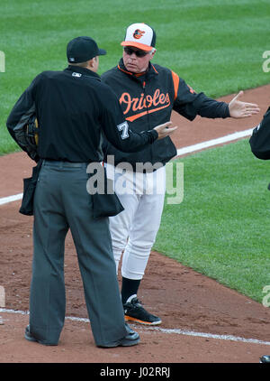 Baltimore Orioles Manager Buck Showalter (26) argumentiert einen Balk-Anruf mit Schiedsrichter Tripp Gibson (73) im fünften Inning das Spiel gegen die New York Yankees im Oriole Park at Camden Yards in Baltimore, MD am Samstag, 8. April 2017. Ein Yankee-Lauf erzielte auf dem Spiel. Die Orioles gewannen das Spiel 5: 4. Kredit: Sachs / MediaPunch (Einschränkung: NO New York oder New Jersey Zeitungen oder Zeitschriften in einem Umkreis von 75 Meilen von New York City) Stockfoto