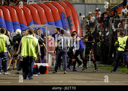 Kampf zwischen Paraná Clube und Atlético Paranaense Spieler am Ende 2017 Paranaense Championship match bei Vila Capanema Stadion am Sonntag (09).  (FOTO: PAULO LISBOA/BRASILIEN PHOTO PRESS) Stockfoto