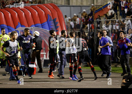 Kampf zwischen Paraná Clube und Atlético Paranaense Spieler am Ende 2017 Paranaense Championship match bei Vila Capanema Stadion am Sonntag (09).  (FOTO: PAULO LISBOA/BRASILIEN PHOTO PRESS) Stockfoto