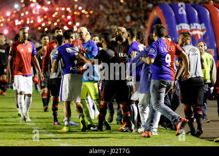 Kampf zwischen Paraná Clube und Atlético Paranaense Spieler am Ende 2017 Paranaense Championship match bei Vila Capanema Stadion am Sonntag (09).  (FOTO: PAULO LISBOA/BRASILIEN PHOTO PRESS) Stockfoto