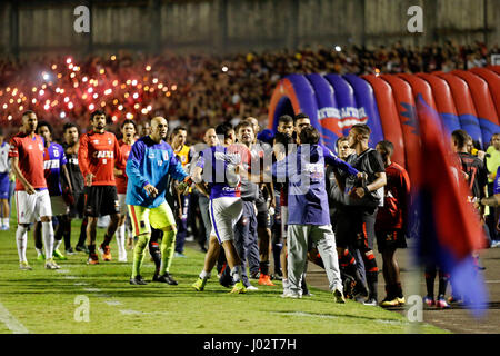 Kampf zwischen Paraná Clube und Atlético Paranaense Spieler am Ende 2017 Paranaense Championship match bei Vila Capanema Stadion am Sonntag (09).  (FOTO: PAULO LISBOA/BRASILIEN PHOTO PRESS) Stockfoto