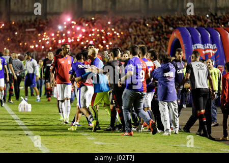 Kampf zwischen Paraná Clube und Atlético Paranaense Spieler am Ende 2017 Paranaense Championship match bei Vila Capanema Stadion am Sonntag (09).  (FOTO: PAULO LISBOA/BRASILIEN PHOTO PRESS) Stockfoto