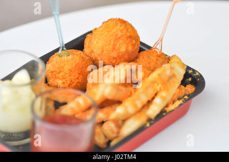 Käse-Ball und Pommes Frites mit Paprika Richtfest Gericht Stockfoto