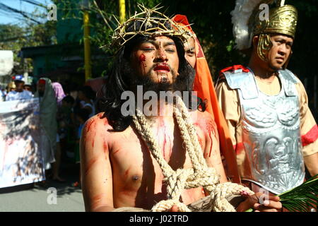 CAINTA, RIZAL, Philippinen - 3. April 2015 - Büßer reenacting die Passion Christi. Am Karfreitag im Rahmen der Feier der Karwoche statt. Stockfoto