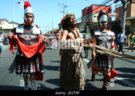 CAINTA, RIZAL, Philippinen - 3. April 2015 - Büßer reenacting die Passion Christi. Am Karfreitag im Rahmen der Feier der Karwoche statt. Stockfoto