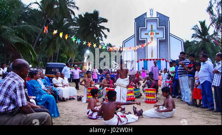 Menschen von Thomas von Aquin Kirche, Kochuthura, Senioren der Pfarrei in eine kulturelle Funktion zu Ehren, indem wir Geschenke und Geld .trivandrum Stockfoto