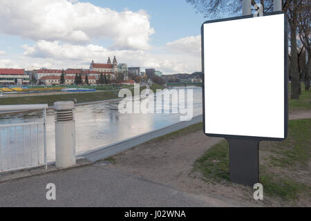 Mock-up. Leeren Plakatwand im Freien, Außenwerbung, öffentlichen Infotafel in der Stadt. Stockfoto