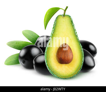 Isolierte Avocados und Oliven. Die Hälfte der Avocado-Frucht und Haufen von schwarzen Oliven isoliert auf weißem Hintergrund mit Beschneidungspfad Stockfoto