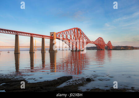 Forth Rail Bridge in der Dämmerung Stockfoto