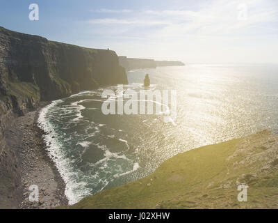 Aerial Irland Landschaft Sehenswürdigkeit in County Clare. Die Klippen von Moher und Burren Irland. Epische irische Landschaft Meereslandschaft entlang die Wild at Stockfoto