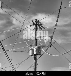 Bewegungsunschärfe in Philippinen elektrische Pole mit Transformator und verdrahten Sie den bewölkten Himmel Stockfoto