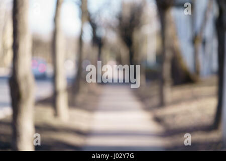 Gehweg in der Stadt im Frühjahr unscharf Hintergrund, echte Objektiv blur Stockfoto
