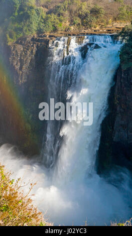 Viktoriafälle. Gesamtansicht mit einem Regenbogen. Nationalpark. Mosi-Oa-Tunya Nationalpark. und UNESCO-Weltkulturerbe. Zambiya. Zimbabwe. Stockfoto