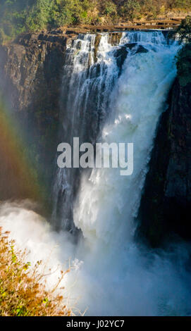 Viktoriafälle. Gesamtansicht mit einem Regenbogen. Nationalpark. Mosi-Oa-Tunya Nationalpark. und UNESCO-Weltkulturerbe. Zambiya. Zimbabwe. Stockfoto