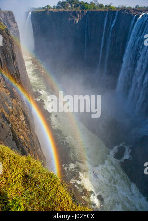 Viktoriafälle. Gesamtansicht mit einem Regenbogen. Nationalpark. Mosi-Oa-Tunya Nationalpark. und UNESCO-Weltkulturerbe. Zambiya. Zimbabwe. Stockfoto