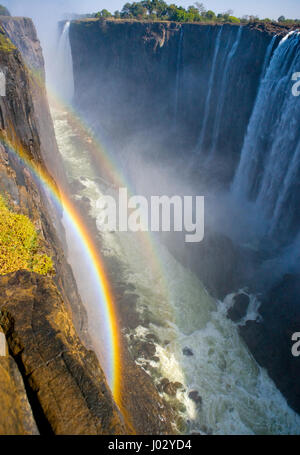 Viktoriafälle. Gesamtansicht mit einem Regenbogen. Nationalpark. Mosi-Oa-Tunya Nationalpark. und UNESCO-Weltkulturerbe. Zambiya. Zimbabwe. Stockfoto