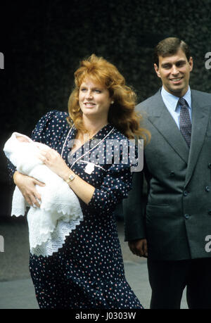 Der Herzog und die Herzogin von York (Sarah Ferguson) und Prinz Andrew Portland Hospital mit ihrer Tochter Prinzessin Beatrice verlassen. August 1988. Stockfoto