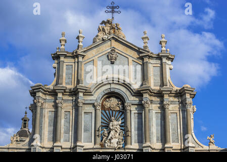 Fassade und St. Agatha Nische des römisch-katholischen Metropolitan Kathedrale von St. Agatha am Domplatz in Catania, Sizilien-Insel, Italien Stockfoto