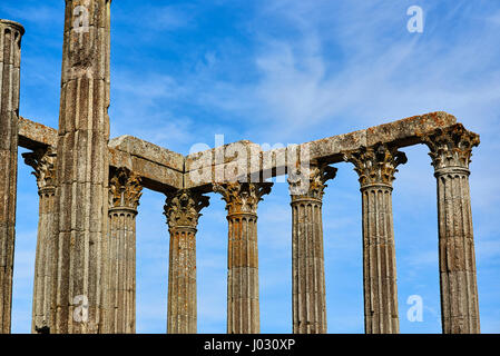 Archäologische Überreste von einem römischen Tempel der Diana in der Innenstadt von Evora, Alentejo. Portugal. Stockfoto