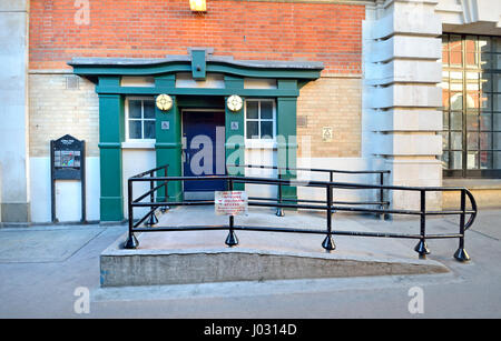 London, England, Vereinigtes Königreich. Behindertengerechte Rampe am hinteren Eingang Jubilee Hall öffentliche Toiletten, Covent Garden Stockfoto