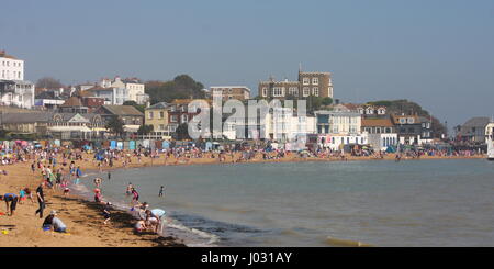 Broadstairs, Kent, UK. 9. April 2017. Schönes sonniges Wetter bringt Besucher genießen das Meer in Broadstairs Stockfoto