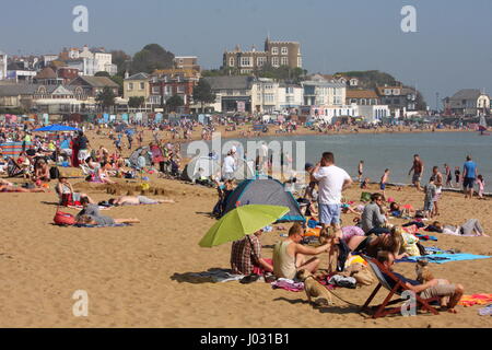 Broadstairs, Kent, UK. 9. April 2017. Schönes sonniges Wetter bringt Besucher genießen das Meer in Broadstairs Stockfoto