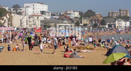 Broadstairs, Kent, UK. 9. April 2017. Schönes sonniges Wetter bringt Besucher genießen das Meer in Broadstairs Stockfoto