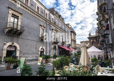 Restaurants auf über Michele Rapisardi Straße in der Stadt Catania, Ostseite der Insel Sizilien, Italien. Opernhaus Teatro Massimo Bellini auf Hintergrund Stockfoto