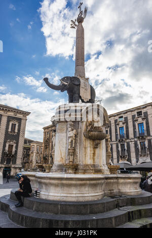 18. Jahrhundert Elefant-Brunnen (Fontana dell'Elefante auch genannt u Liotru) am Domplatz (Piazza del Duomo), Symbol von Catania, Sizilien, Italien Stockfoto