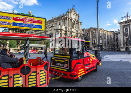 City Sightseeing Touristenzug vor römisch-katholisch Metropolitan Kathedrale von St. Agatha am Domplatz in Catania, Sizilien Insel, Italien Stockfoto