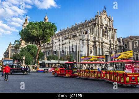 City Sightseeing Touristenzug vor römisch-katholisch Metropolitan Kathedrale von St. Agatha am Domplatz in Catania, Sizilien Insel, Italien Stockfoto