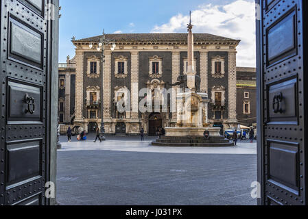 Veiw vom Tor des Rathauses am Domplatz mit Elefantenbrunnen und Palast des Seminars von den Klerikern in Catania Stadt Insel Sizilien, Italien Stockfoto